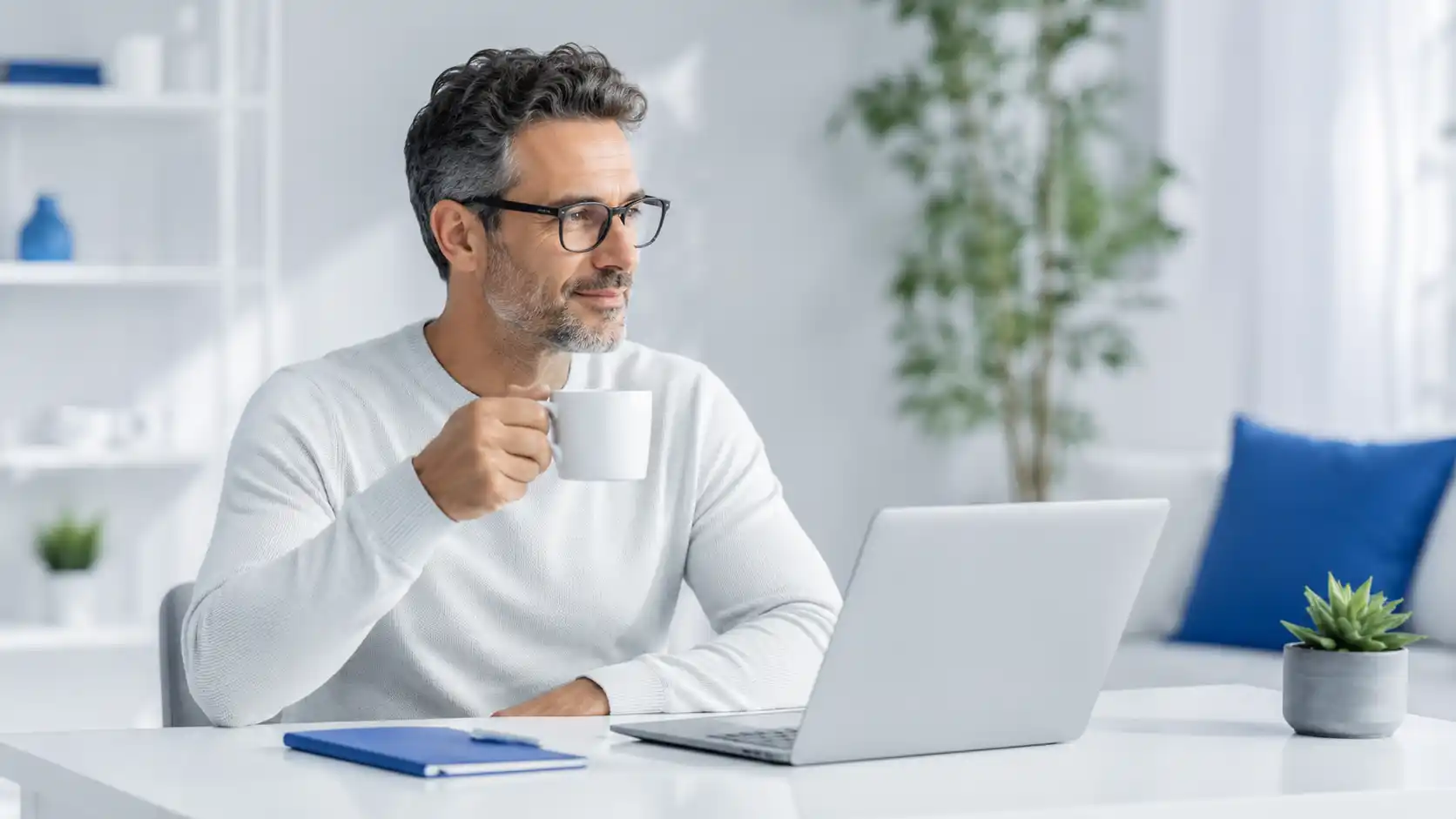 Person nutzt Zeltix AI entspannt am Laptop